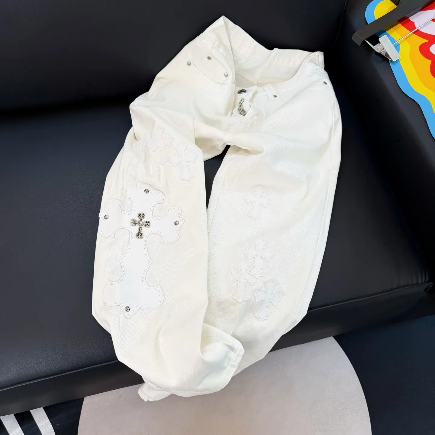 P300 Style number: D297 Chrome Hearts White Ox King Size: 28, 30, 32, 34 (S-XL) Color: White Size reference: Pants length 100 102 104 106 106 Waist 72 76 80 84 88 Recommended weight S (about 110 pounds) M (about 120 pounds) L (about 140 pounds) XL (around 165)